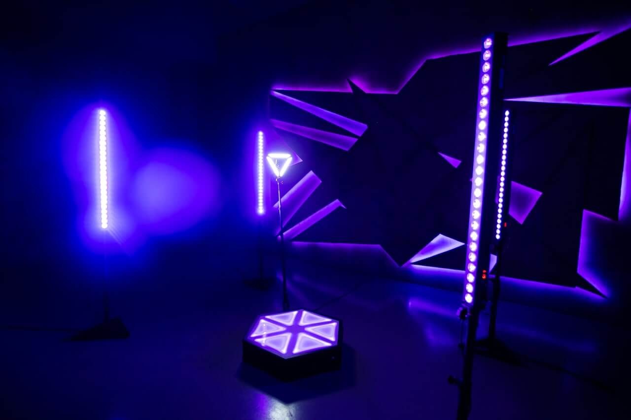 Triangle Light in a dark Spinner 360 lighting scene